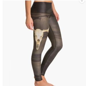 Teeki
Hot Pant Deer Medicine Charcoal-size med
